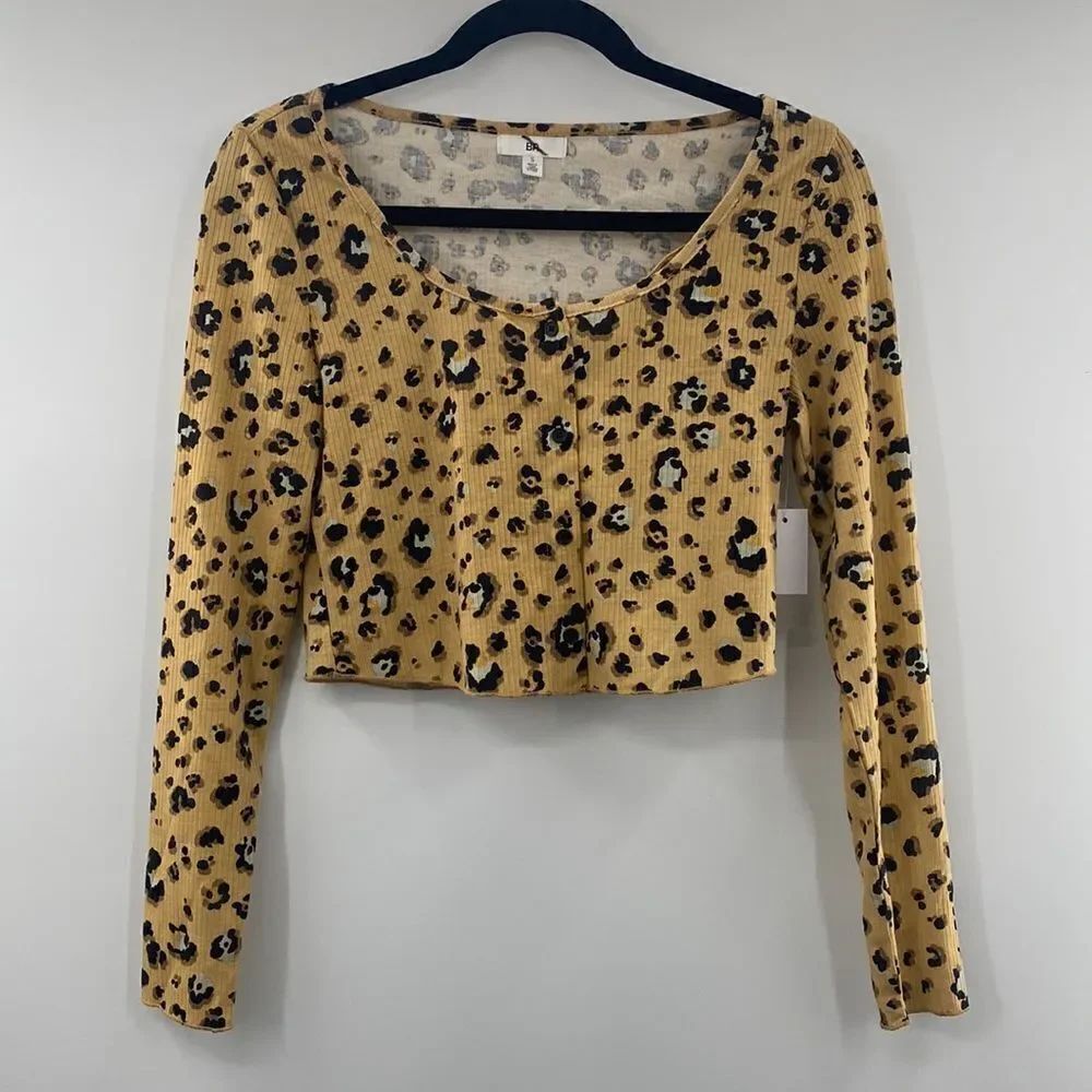 3For$20 BP. Woman’s 2pc Crop sweater and Tank animal print size small
